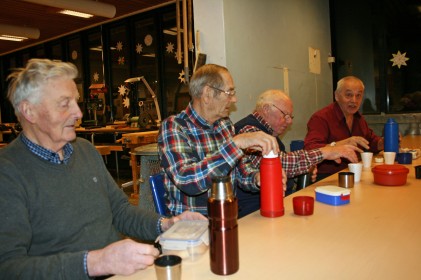 Kvelden starter med medbrakt kaffe og biteti. Fra venstre Rolf Myhrer, Pål Nordby, Rolf Ødegård og Terje Harstad.